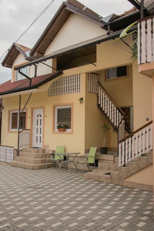 Eszter Vendeghaz Hotel Izvoru Crisului Exterior photo